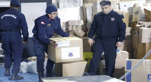 Manisa jandarmasından deprem bölgesine anlamlı destek