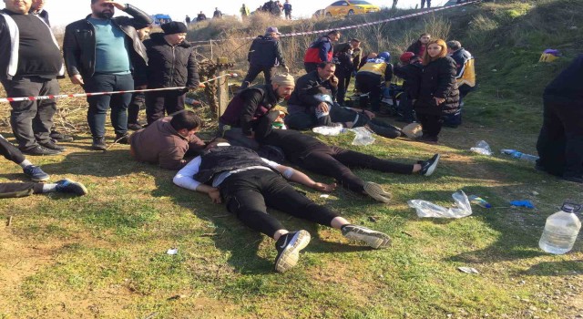 Manisada işçi servisine tır çarptı: 17 yaralı
