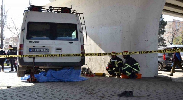 Manisada minibüs motosiklete çarptı: 1 ölü