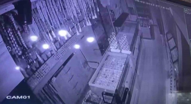 Mardinde deprem anı güvenlik kameralarına böyle yansıdı