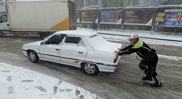 Mardinde etkili olan kar yağışı sürücülere zor anlar yaşattı