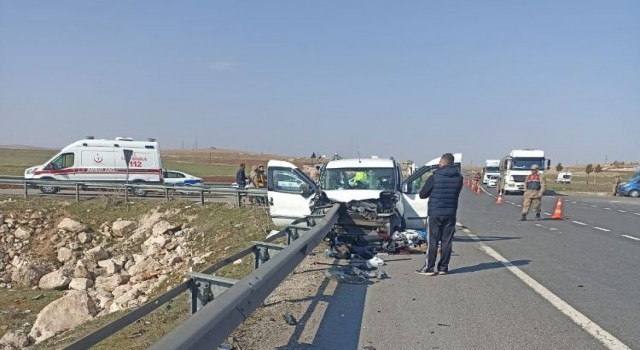 Mardinde kamyonet bariyerlere ok gibi saplandı: 2 ölü, 3 yaralı
