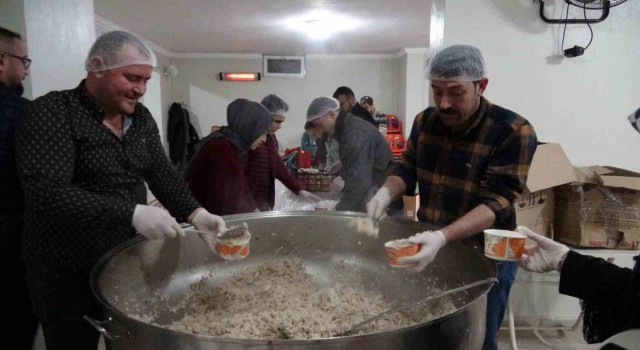 Mardinde kazanlar gönüllüler tarafından depremzedeler için hazırlanıyor
