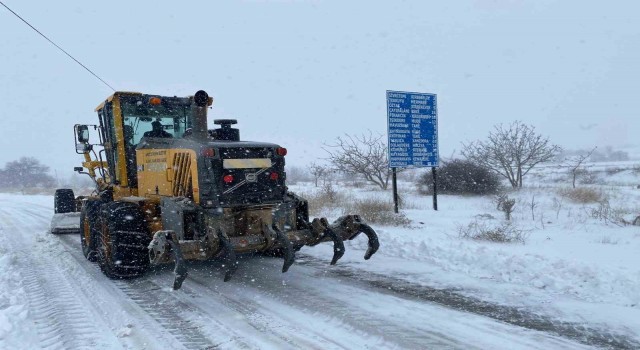 Mardinde yolu kapanan 172 mahalle için ekipler çalışıyor