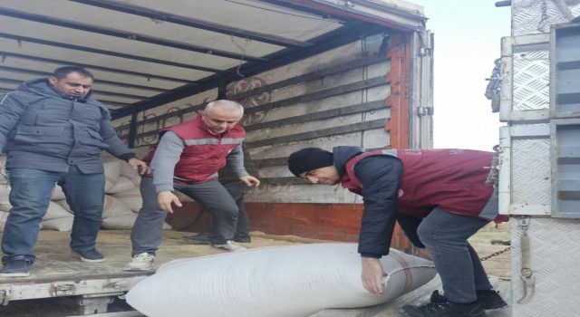 Mardinden deprem bölgelerine 5 tır hayvan yemi yardımı
