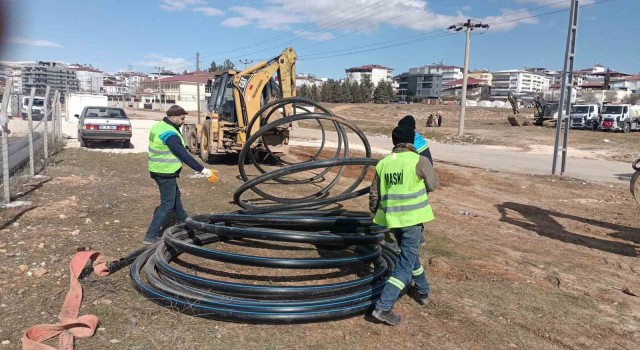 MASKİ ekipleri konteyner kente içme suyu hattı döşüyor