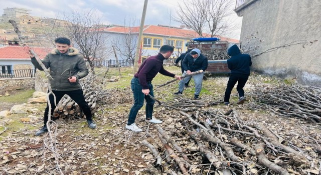 Mazıdağında köylüler depremzedeler için kışlık odunlarını bölgeye gönderdi