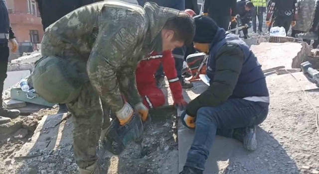 Mehmetçik, AFAD koordinesinde arama kurtarma çalışmalarına devam ediyor