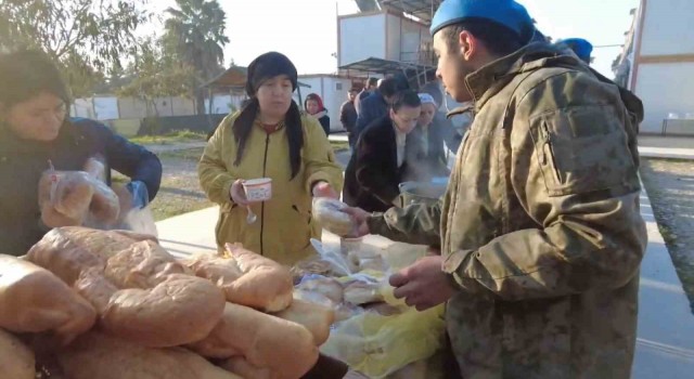 Mehmetçik, deprem bölgesinde 40 bin kişilik sıcak yemek ve 557 bin 600 kumanya dağıttı