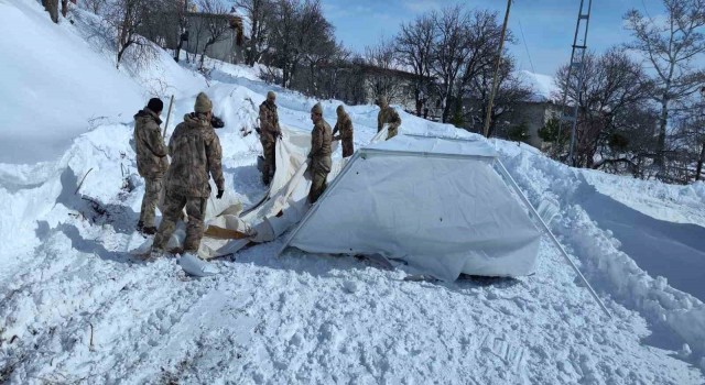 Mehmetçik deprem bölgesinde çalışmalarını sürdürüyor