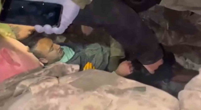 Mehmetçik Hatayda bir vatandaşı daha enkaz altından sağ salim kurtardı
