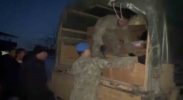 Mehmetçik Hatayda yardım faaliyetlerini gece de sürdürdü