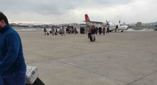 Mehmetçik, Kahramanmaraşta depremzedelerin tahliyesine devam ediyor