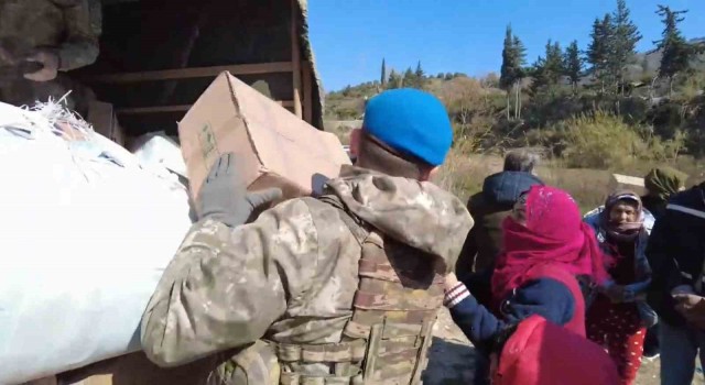 Mehmetçik yardımları vatandaşlara ulaştırmaya devam ediyor