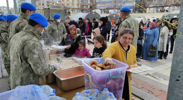 Mehmetçikten depremzedelere sıcak yemek ikramı
