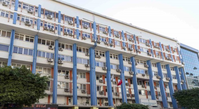 Mersin Büyükşehir Belediyesi, depremde hasar alan Kırmızı Lacivert İş Merkezini boşaltıyor