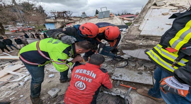 Mersin Büyükşehir Belediyesi ekipleri göçük altından 16 kişiyi kurtardı
