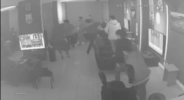 Mersinde depremin panik anları güvenlik kameralarına yansıdı