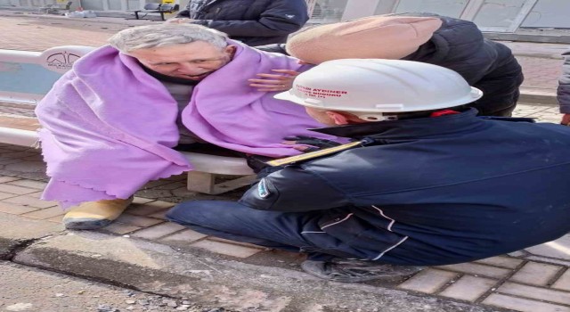 Merzifonlu itfaiyeci enkazdan kurtardıkları yaşlı adama kendi botlarını giydirdi