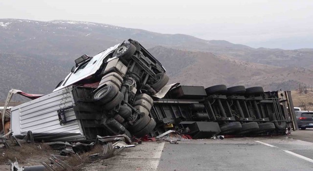 Metrelerce sürüklenen tır bariyerleri biçti: 1 yaralı