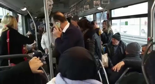 Metrobüste edilen Telefonumu çaldın kavgası kamerada
