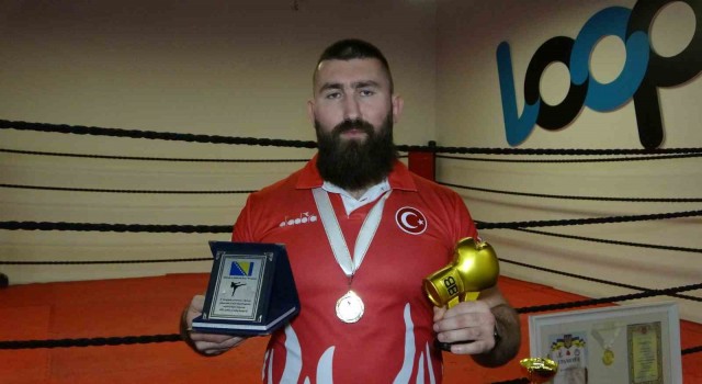 Milli boksör Muhammed Dursun, depremzedeler için altın eldivenini açık artırmayla satacak