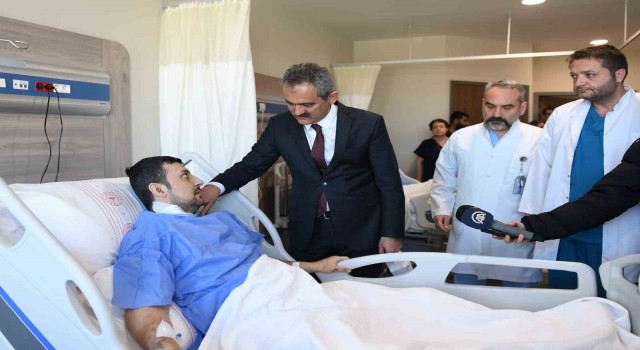 Milli Eğitim Bakanı Mahmut Özer depremzede öğretmenleri ziyaret etti