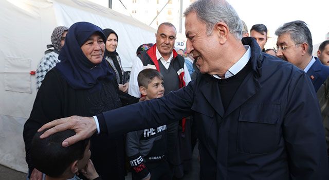 Milli Savunma Bakanı Akar depremden etkilenen Osmaniye’deki çalışmaları inceledi