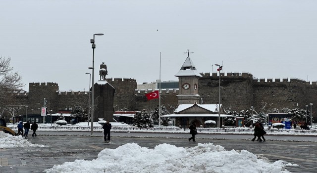 Milli yas: Kayseride bayraklar yarıya indirildi