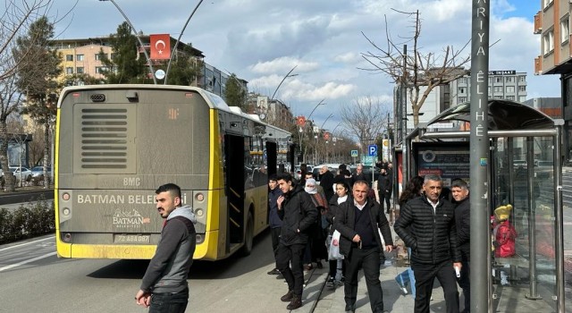 Minibüs kapısından sarkan vatandaşlar canlarını hiçe sayarak yolculuk etti