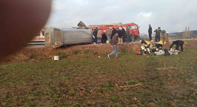 Minibüsle otomobil çarpıştı: 3 ölü 7 yaralı