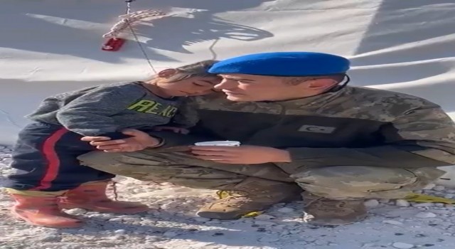 Minik çocuk dakikalarca Mehmetçikin omzunda yattı
