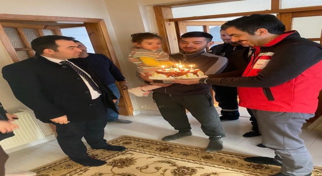 Minik depremzedenin yeni yaş günü Bilecikte kutlandı