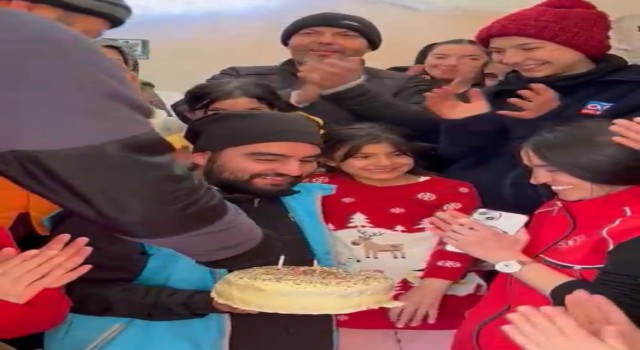 Minik Melikeye afet çadırında doğum günü sürprizi