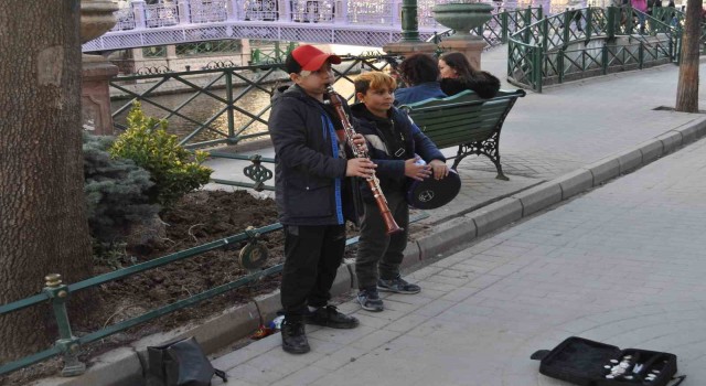 Minik müzisyenler görenlerin içini ısıttı