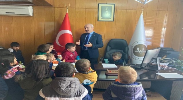 Minik öğrenciler kumbaralarını depremzedelere bağışladı