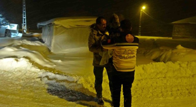 Minik Ömer 2 saatlik çalışmayla hastaneye ulaştırıldı