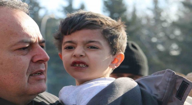 Minik Şahin 30 saat sonra sağ çıkartıldı