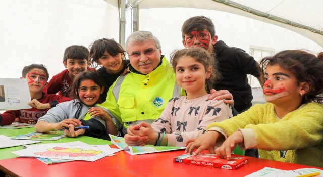 Mobil etkinlik tırı, çocuklar için afet bölgesinde