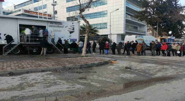 Mobil mutfak tırı, Adıyamanda depremzedelere sıcak yemek vermeye başladı