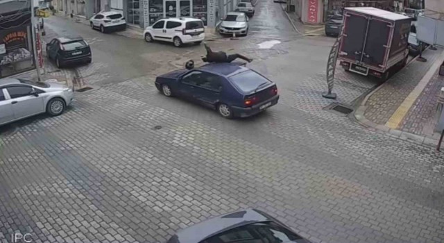 Motosiklet kazası kameraya yansıdı