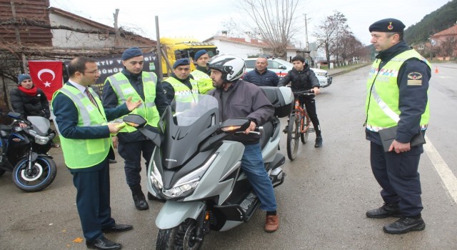 Motosiklet ve bisiklet sürücülerine reflektif yelek dağıtıldı