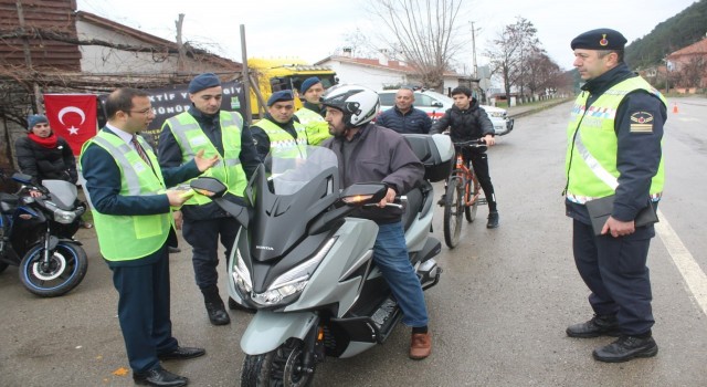 Motosiklet ve bisiklet sürücülerine reflektif yelek dağıtıldı