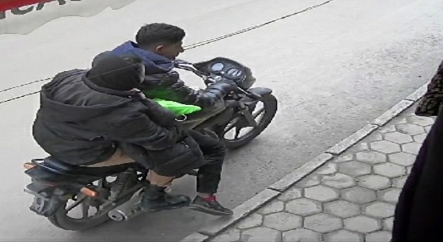 Motosikletle gelen hırsızlar saniyeler içinde kıyafet çaldı