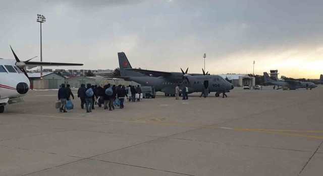 MSB: Arama-kurtarma çalışmalarına katkı sağlayacak olan maden işçilerimizi, Hava Kuvvetlerine ait uçak ile Adıyamana ulaştırdık