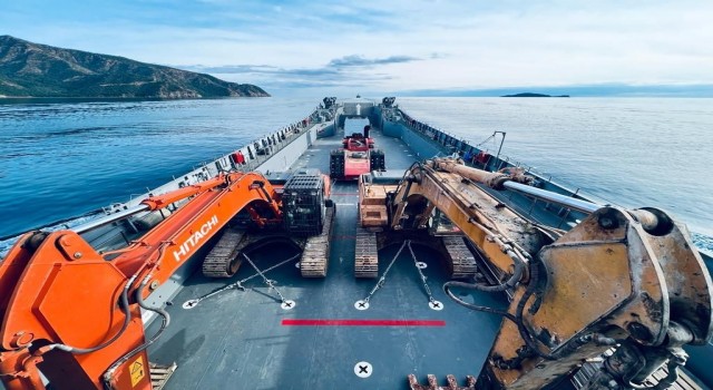 MSB çıkarma gemileri ile deprem bölgesine iş makineleri taşıdı