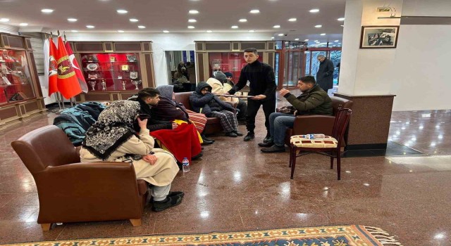 MSB: Depremden etkilenen vatandaşlarımız, 2nci Ordu Komutanlığımıza ait kışlalarda misafir ediliyor. Tüm imkanlarımızla milletimizin emrinde ve hizmetindeyiz.