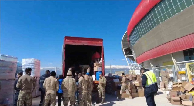 MSB, Hatayda toplanan yardımları ihtiyaç bölgelerine sevk ediyor