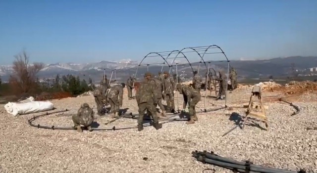 MSB: Mehmetçiğin deprem bölgesinin pek çok noktasında çadır kurma çalışmaları hummalı şekilde sürüyor
