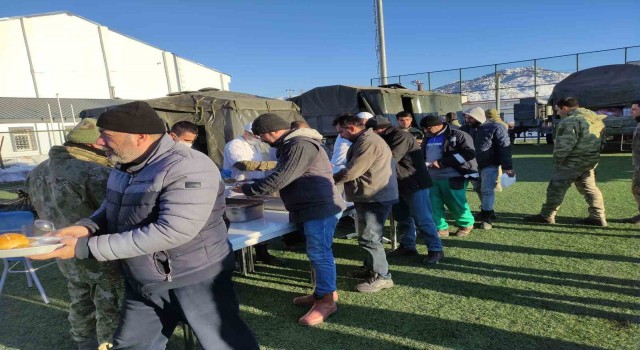 MSB: Mehmetçik, sıcak yemek dağıtmaya devam ederken kandil simidi de ikram ediliyor